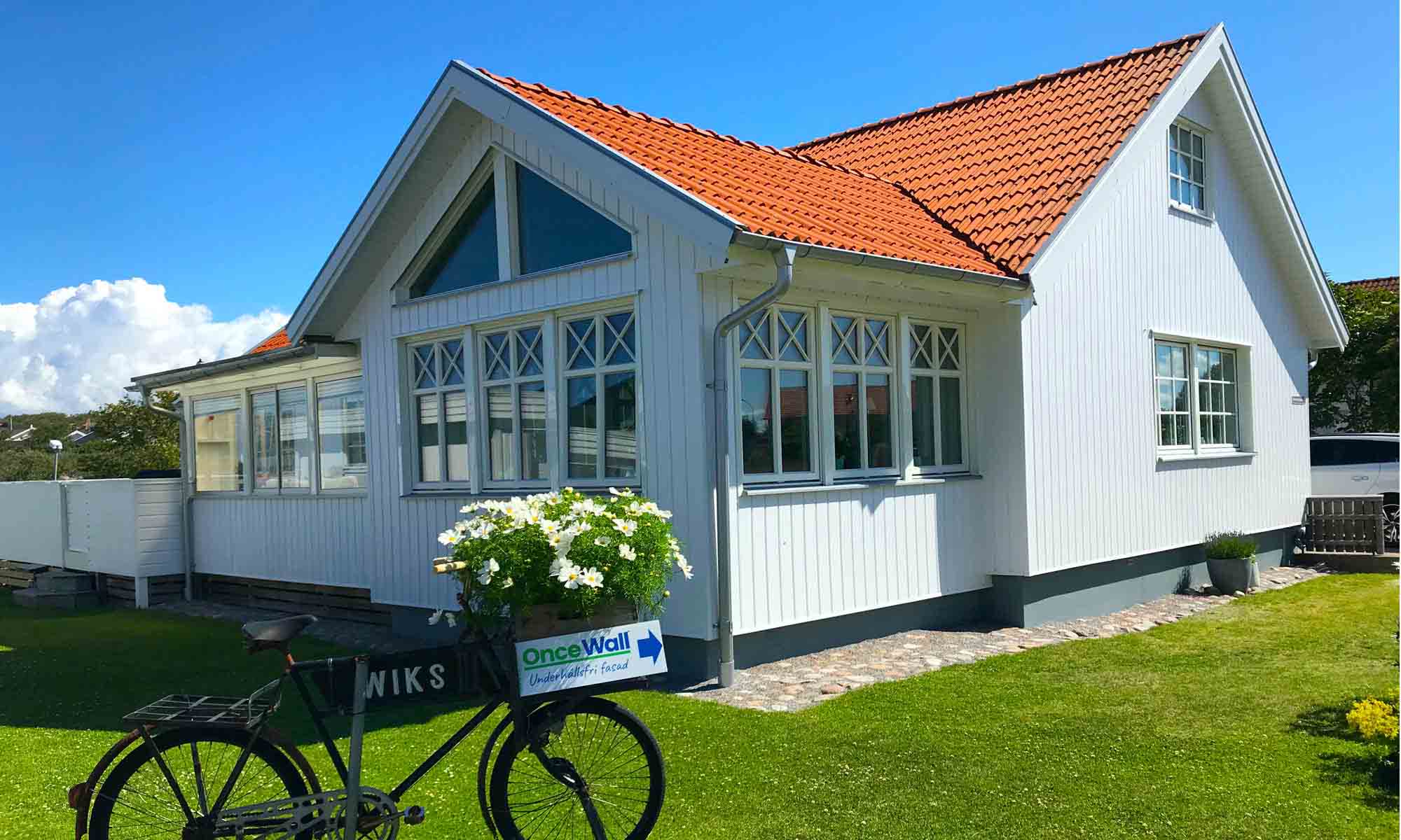 Familj framför hem med OnceWall-fasad